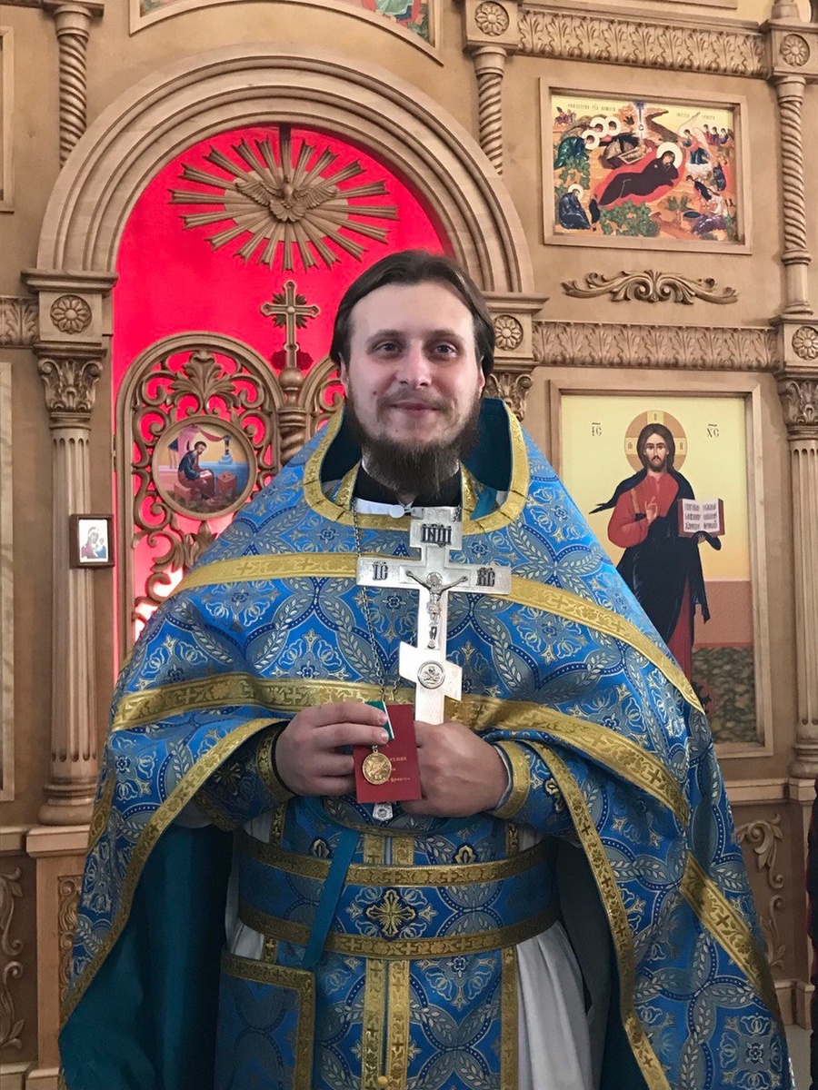 Иерей Илья Исаев, настоятель Космодемьянского храма с. Талицкий Чамлык, беспрестанно молится о защитниках в алтаре, с прихожанами помогает им материально. И разведчики наградили за труды своего молитвенника.