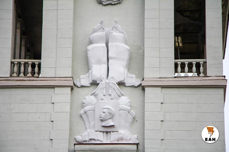    ЕАН. Барельеф с изображением Иосифа Сталина на фасаде Окружного дома офицеров