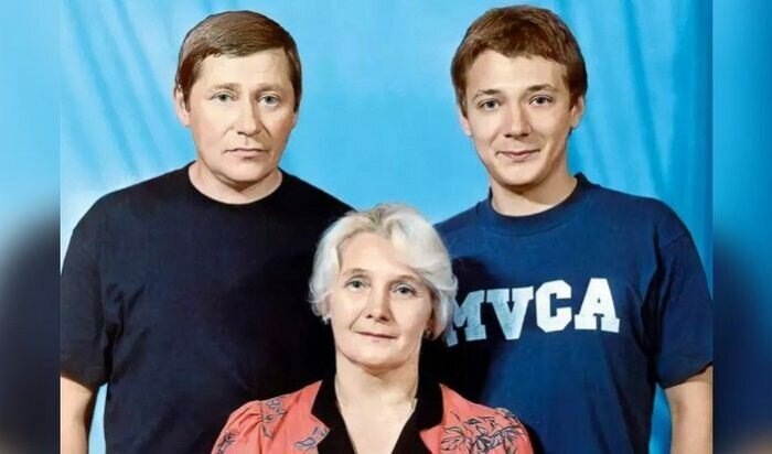 Отец Яна Юрий Цапник был народным артистом, а мама Валентина- спортсменкой-бегуньей