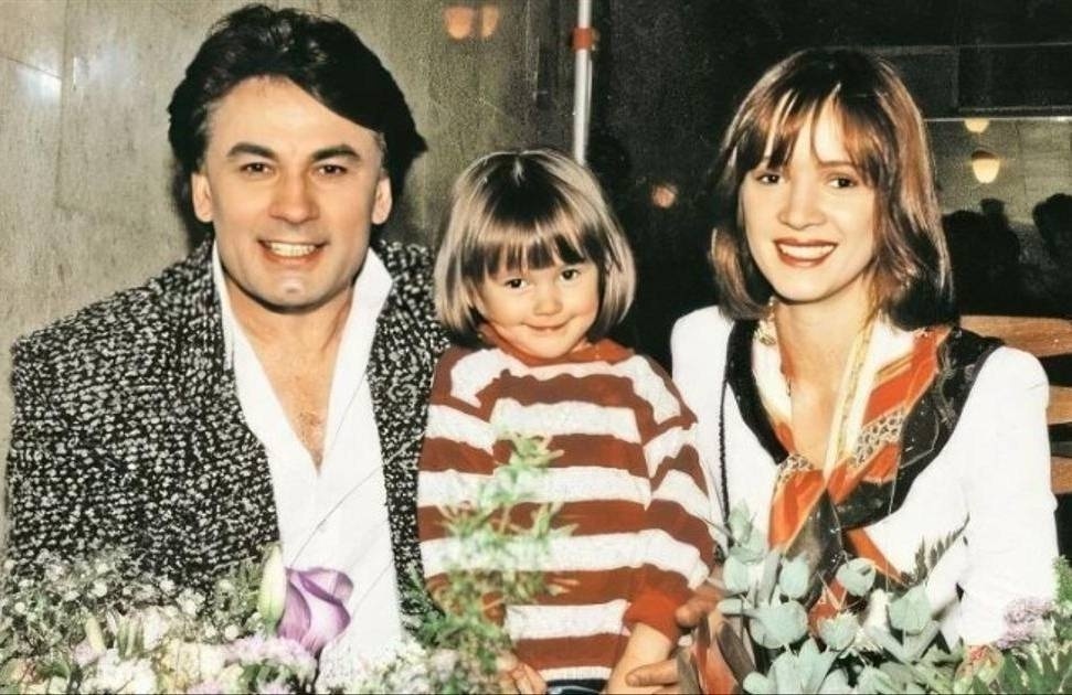 Александр Серов с дочерью Мишель и женой Еленой Стебеневой