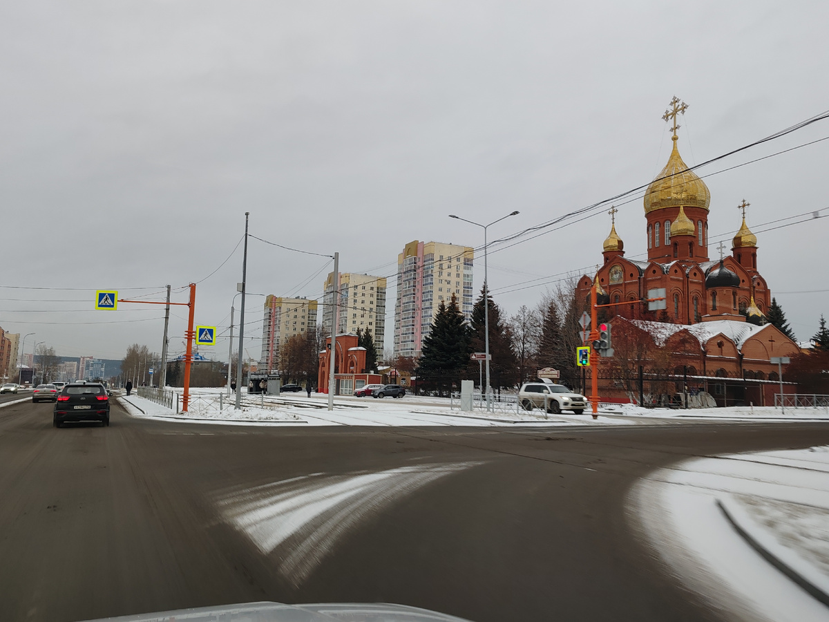 Знаменский Кафедральный собор. Снимок из окна автомобиля.