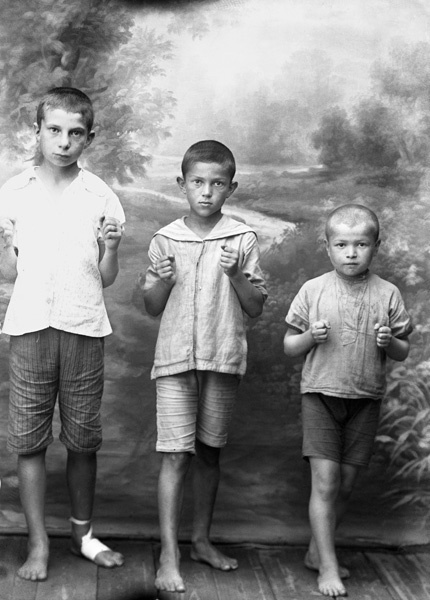 Дети. Михаил Смодор, 1920 год, г. Галич, «Костромская старина».
