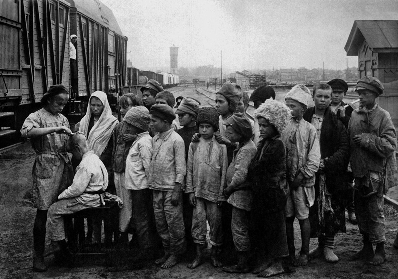 Стрижка детей-сирот из голодающих районов. Неизвестный автор, 1920 - 1923 год, Государственный музей политической истории России.
