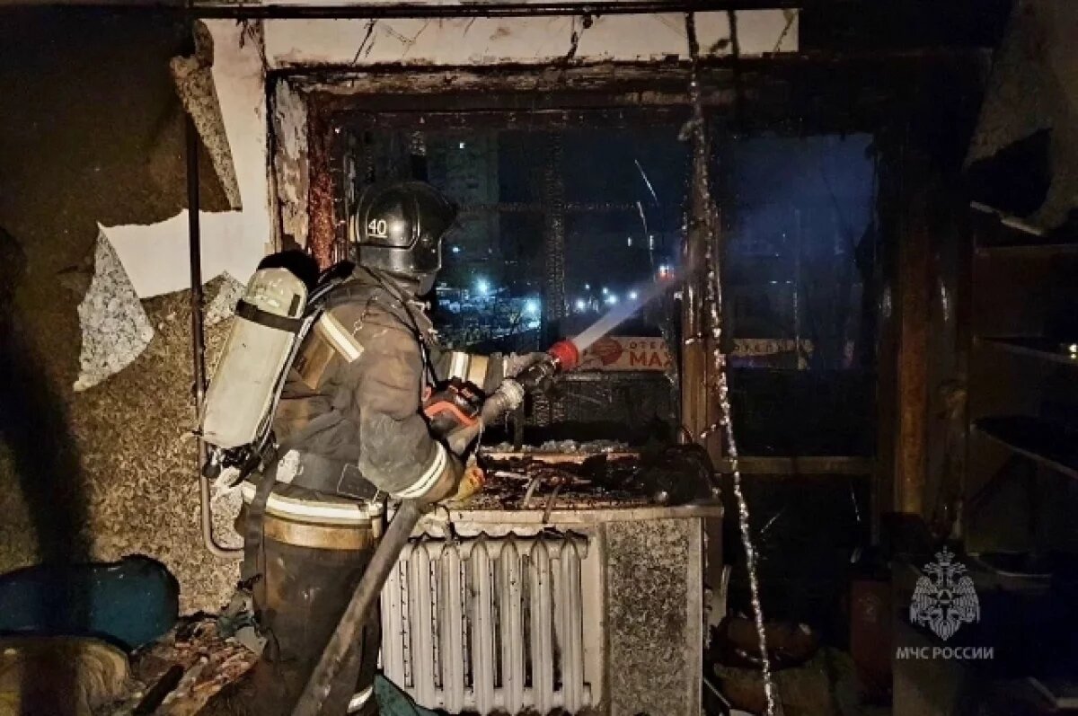    В Тюмени пожарные спасли 14 человек из горящей многоэтажки на Ватутина