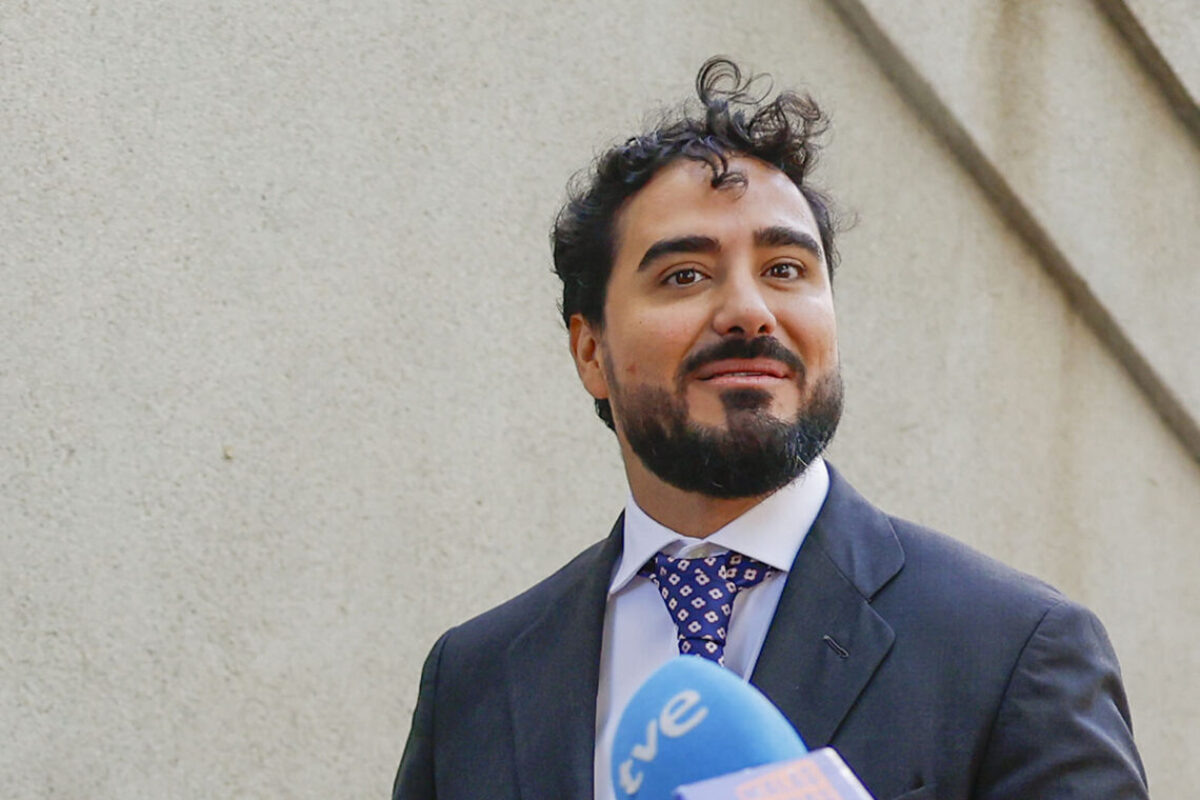    MADRID, 11/07/2025.-El eurodiputado Luis Pérez Fernández, conocido como Alvise (d), a su llegada al Tribunal Supremo donde está citado este viernes para declarar en la causa abierta por la presunta aceptación de 100.000 euros de un empresario para su formación política en las pasadas elecciones europeas.EFE/ Mariscal