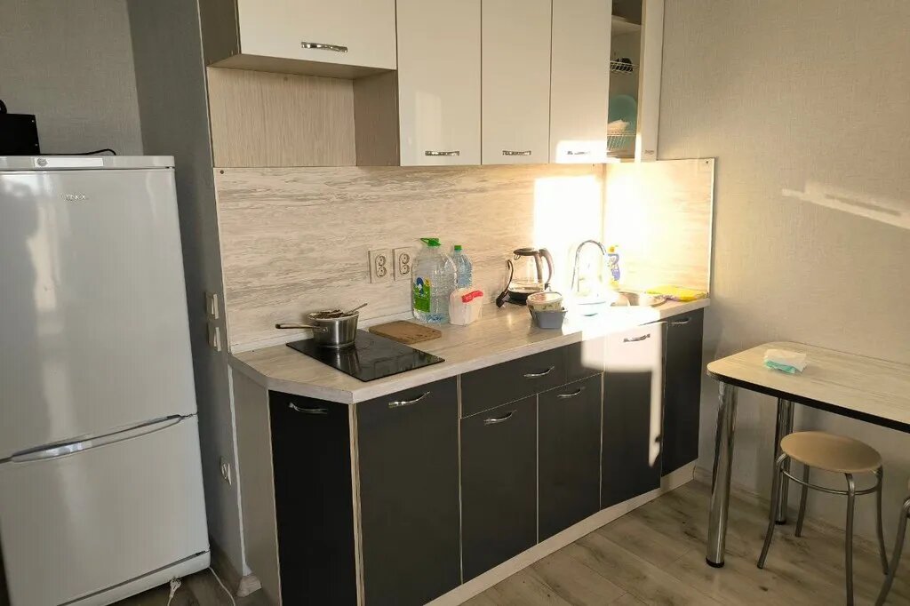 В комнате небольшой кухонный гарнитур — он нас устраивал, так как готовили дома нечасто. Единственное, что напрягало, это холодильник в одной комнате со спальней. Фото предоставлено героиней статьи