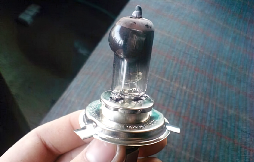 От поддельной автомобильной лампы можо ожидать любых "сюрпризов"