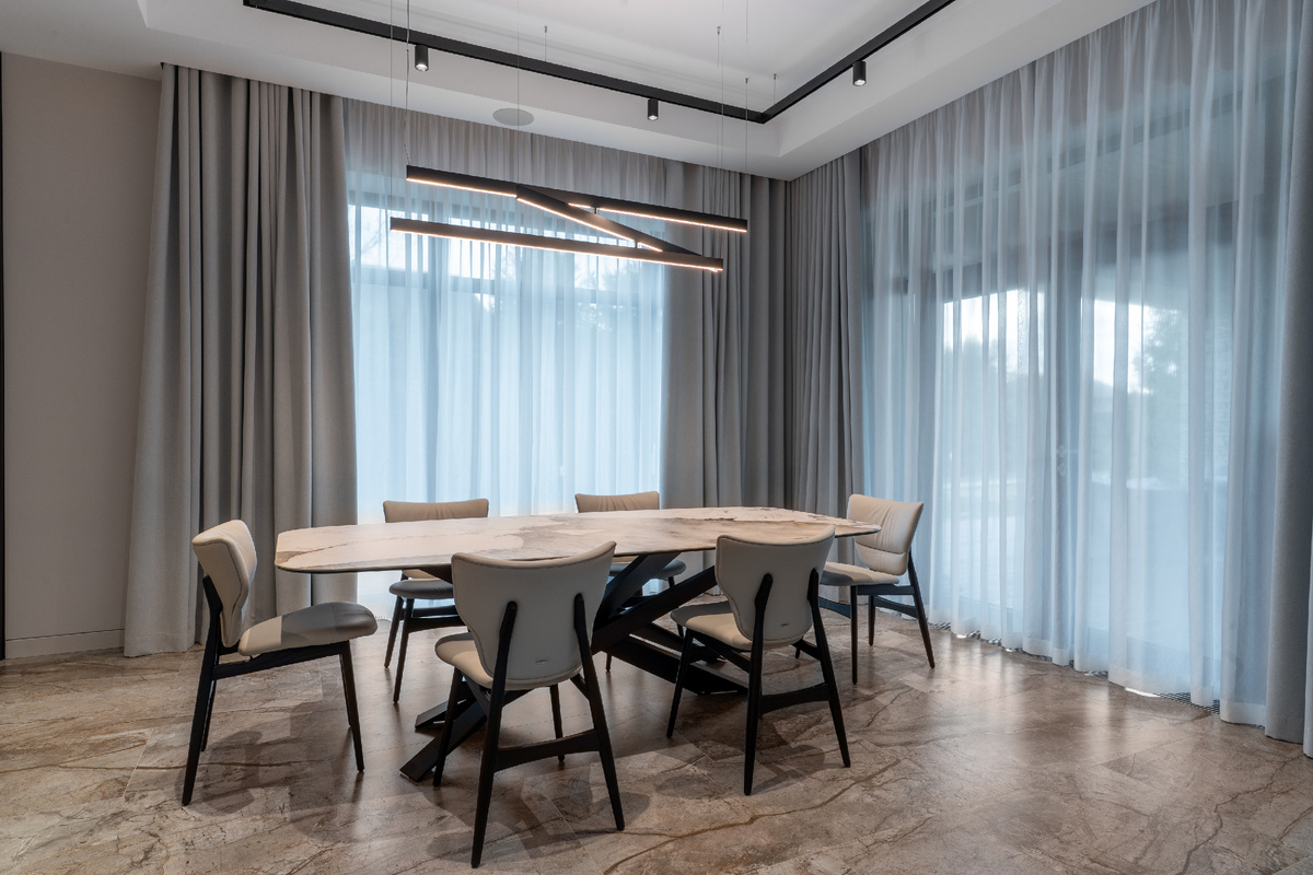 Просторная кухня четко зонирована на зоны для приготовления пищи и для семейных трапез