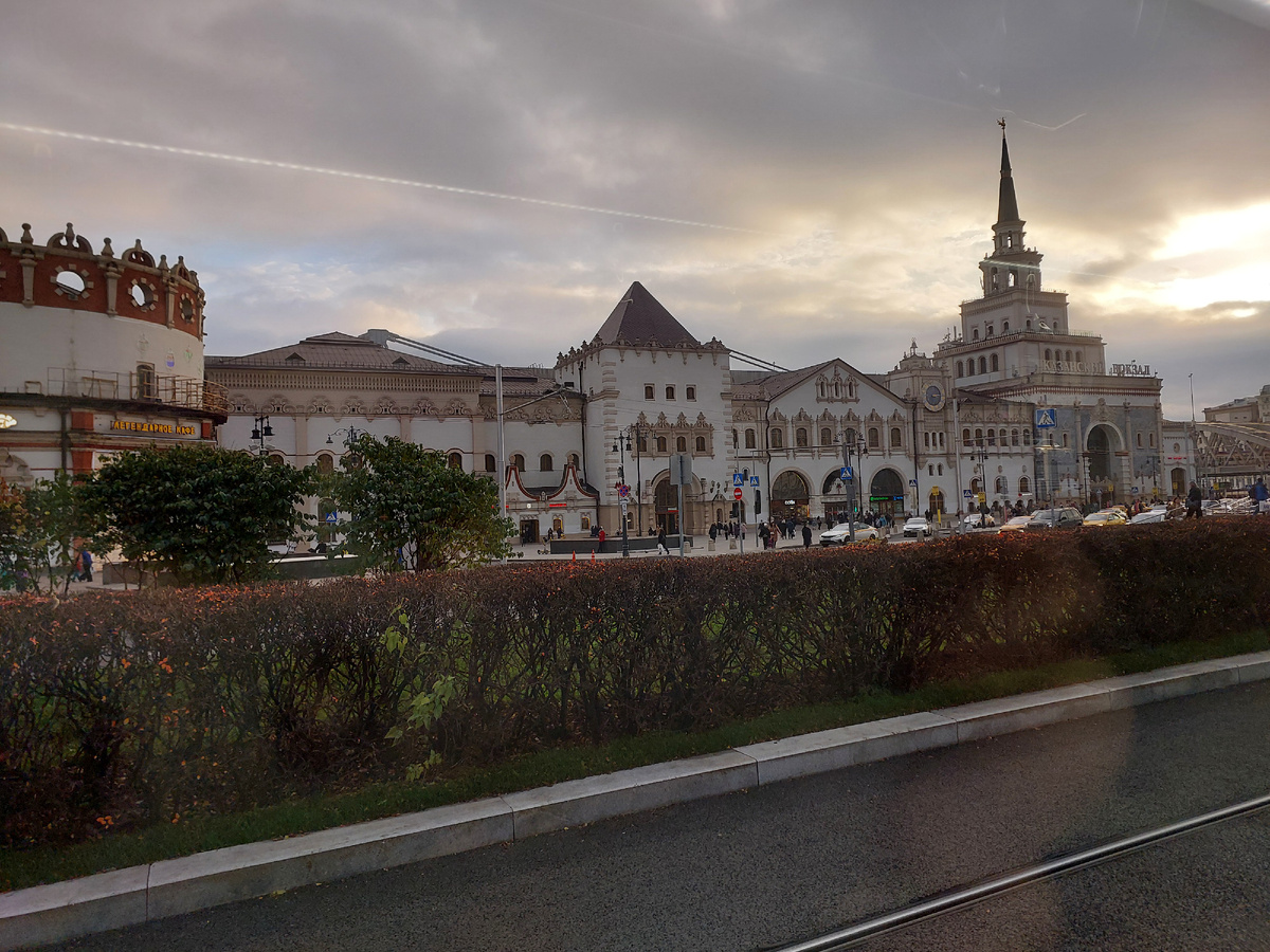 Комсомольская площадь, из окна трамвая