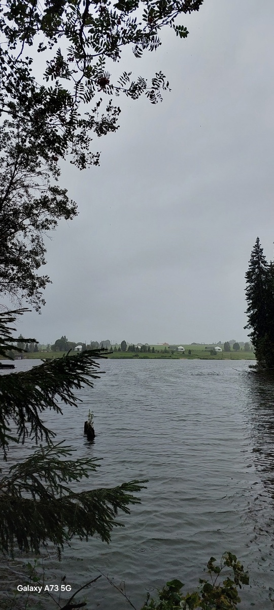 Путь вдоль озера. Фото из архива Людмилы Перовой.