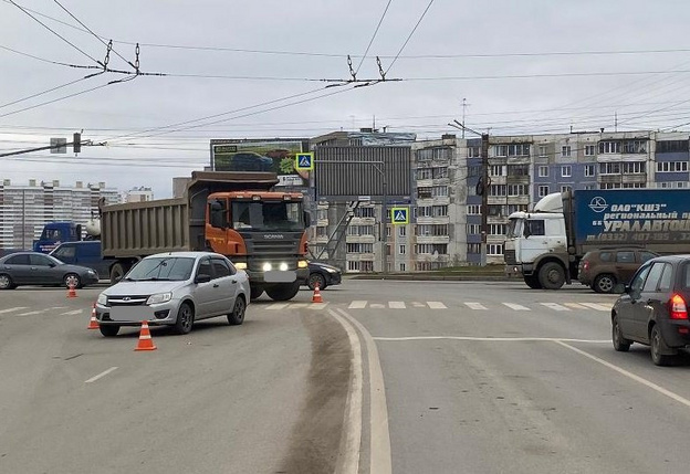    На Московской столкнулись грузовик и легковой автомобиль: есть пострадавшая