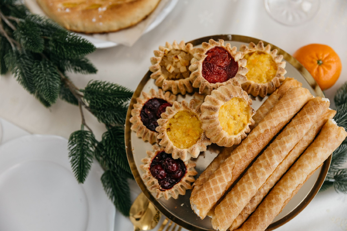 Вместо торта для фуршета на работе выбирайте порционные десерты: сахарные трубочки со взбитыми сливками, профитроли.