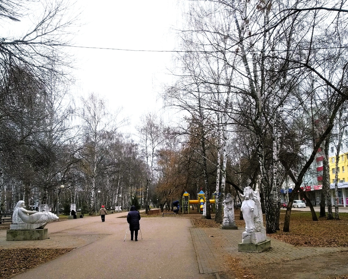 Аллея на проспекте Октября, Стерлитамак (личное фото)
