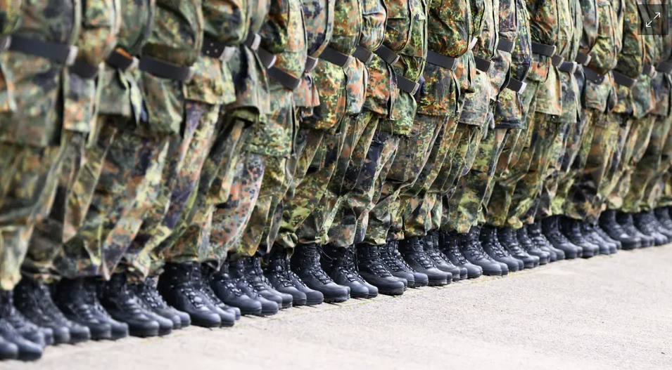 Военнослужащие и женщины в бундесвере (символическое изображение) © Julian Stratenschulte / dpa