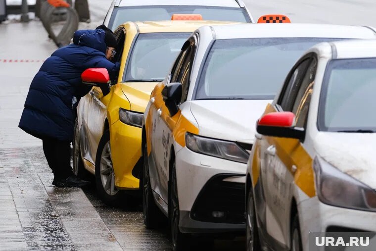 Новый вид проверки необходим из-за участившихся жалоб на таксистов. Фото: Игорь Пантин © URA.RU