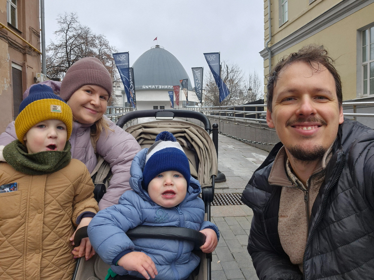 Мы вчетвером возле ворот на фоне Большого купола 