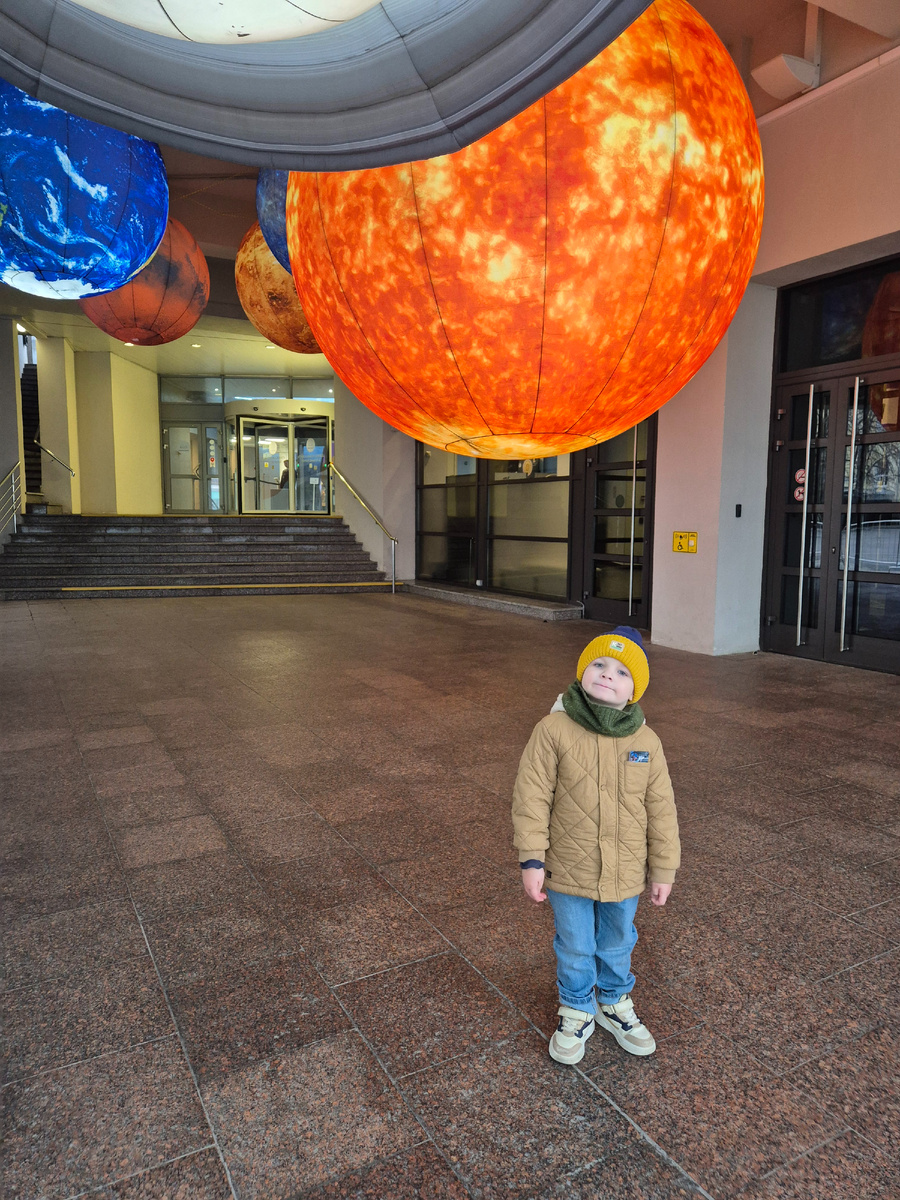 Гриша у входа