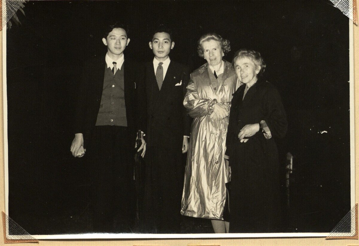 В. Д. Бубнова и ее сестра А. Д. Оно с учениками. Япония. 1940-е гг.