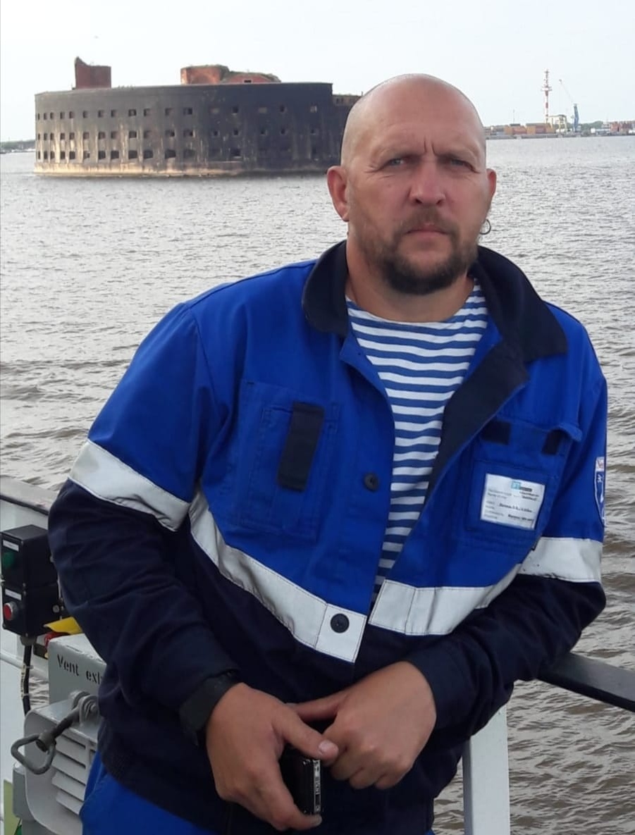 Владимир Волков из Добринки — настоящий морской волк. Много лет трудится боцманом на танкерах. Обошёл практически все моря и океаны. На заднем плане фото — Родина, г. Выборг.