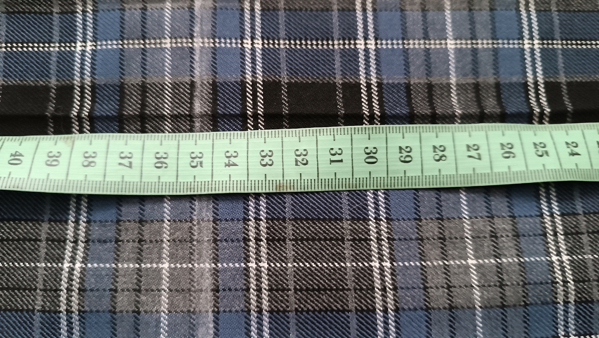 Откладываем от начала ткани 35 см в ширину