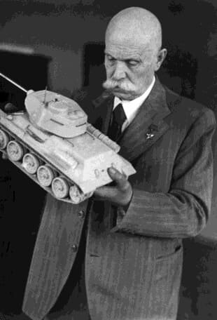 Евгений Оскарович Патон (1870-1953) — знаменитый русский и советский ученый, инженер и мостостроитель, а также эксперт в области электросварки.

Он основал Институт электросварки, который теперь носит его имя, и сделал значительный вклад в развитие сварочных технологий, особенно в годы войны