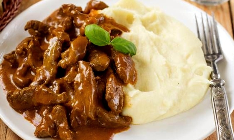 Бефстроганов с пюре