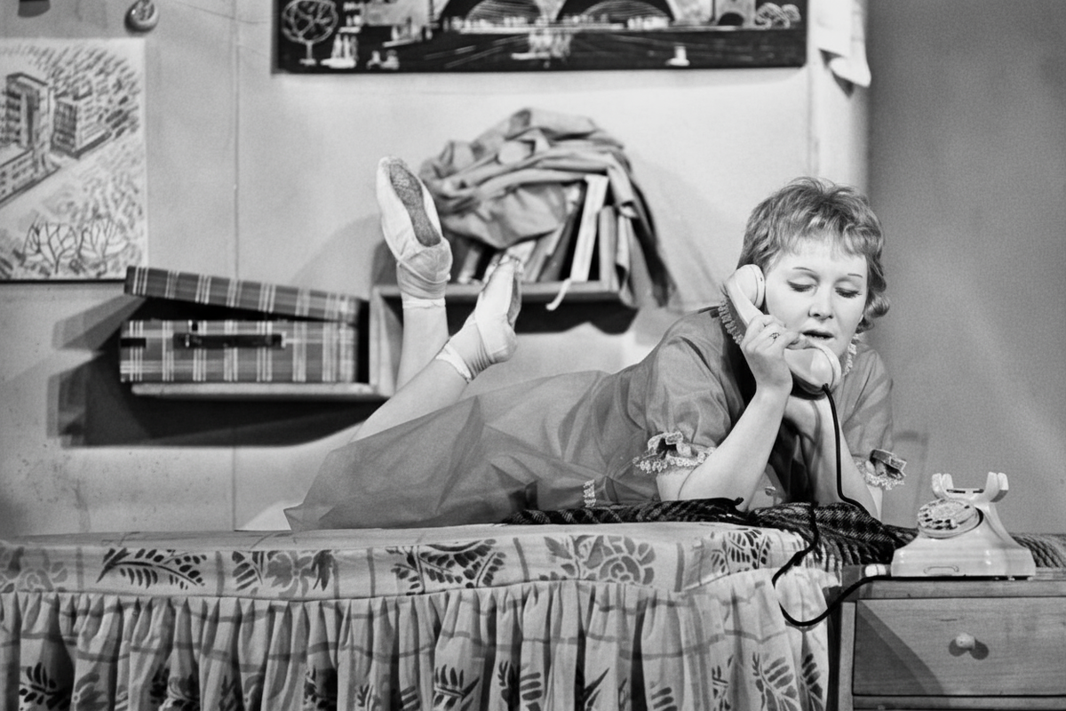 Сцена из спектакля "Поворот ключа". В роли Алены - Татьяна Карпова.