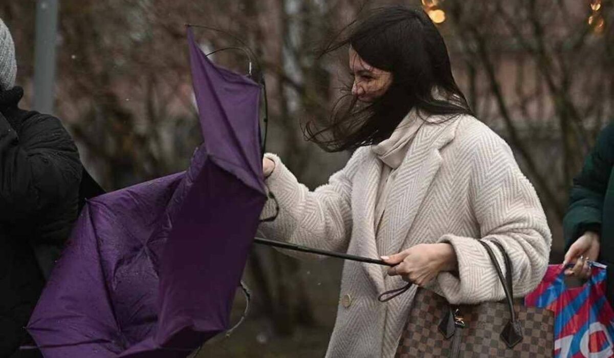     Девушка со сломанным зонтом. Источник: spb.kp.ru Автор фото: Алексей Булатов