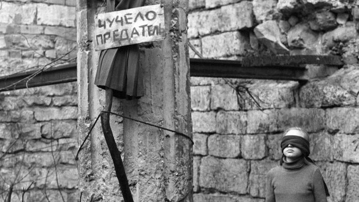    Кадр из фильма «Чучело», снятого Роланом Быковым о шестикласснице, сумевшей выстоять в столкновении с жестокостью со стороны одноклассников / Фото: РИА Новости