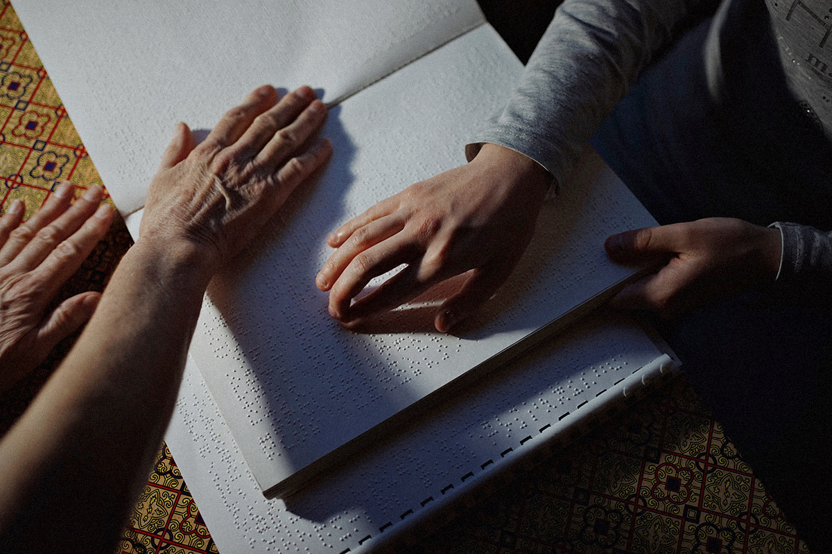 Для того чтобы Зина могла полноценно учиться, большую часть учебников, рабочих тетрадей и книг Алене приходится распечатывать самостоятельно в Центре оперативной брайлевской печати в Российской государственной библиотеке для слепых
Фото: Дарья Крыл для ТД