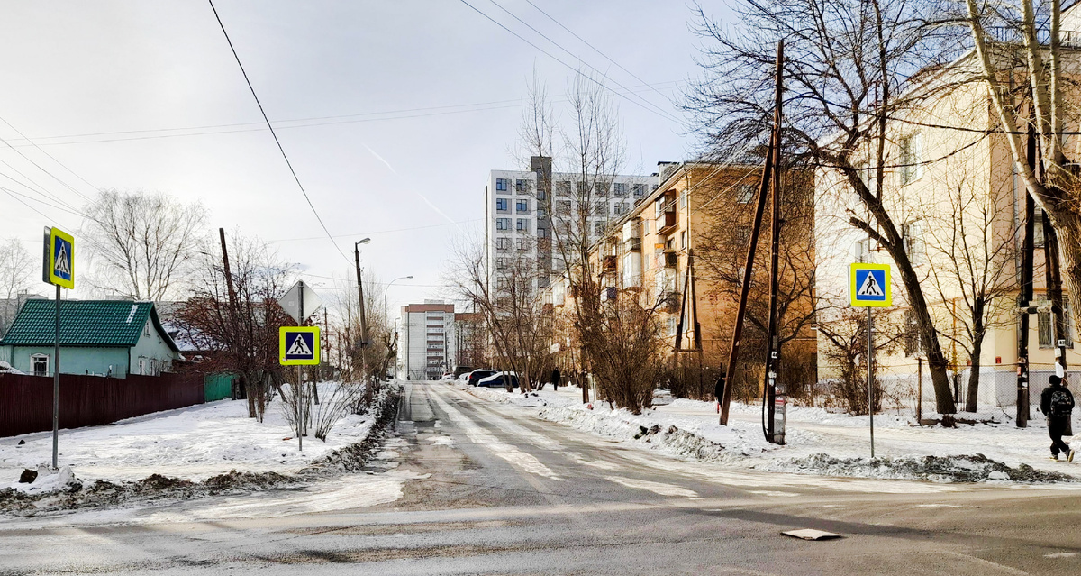 Город Екатеринбург, микрорайон Старая Сортировка, перекрёсток улиц Кишинёвская и Кунарская