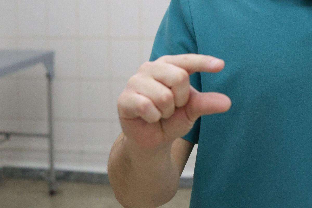 В первую очередь стоит посмотреть на руку мужчины. Фото: Олег Укладов