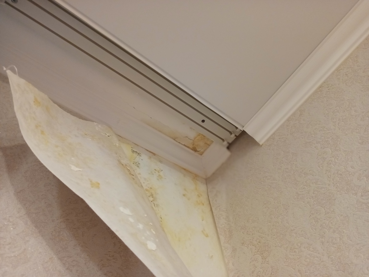 Наблюдаются желтые следы протечки в месте примыкания уличной стены