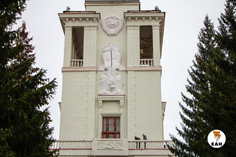    ЕАН. Барельеф с изображением Иосифа Сталина на фасаде Окружного дома офицеров