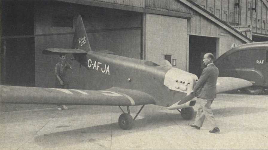 недавно изготовленный Dingbat выводят из ангара; Хестон, 1938 год. Снимок журнала «Flight»