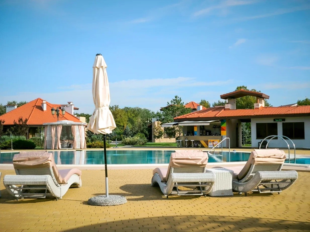 Штабелируемые шезлонги Рим из искусственного ротанга и закрытая беседка Лучиано с поликарбонатной крышей  