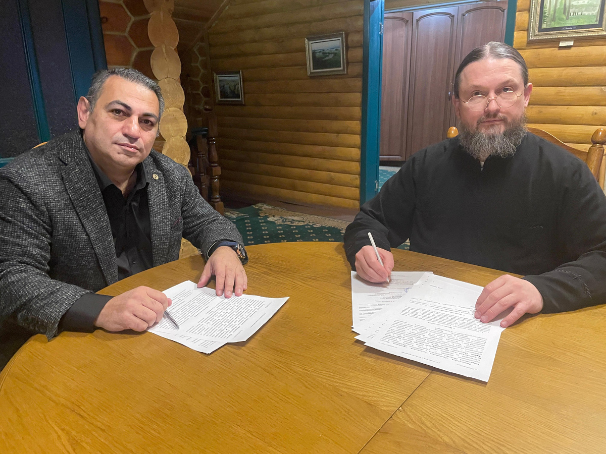 Исполнительный директор Федерации Шахмат Свердловской области Альберт Степанян и руководитель спортивно-патриотического отдела Екатеринбургской епархии архимандрит Мелитон (Зыбин)