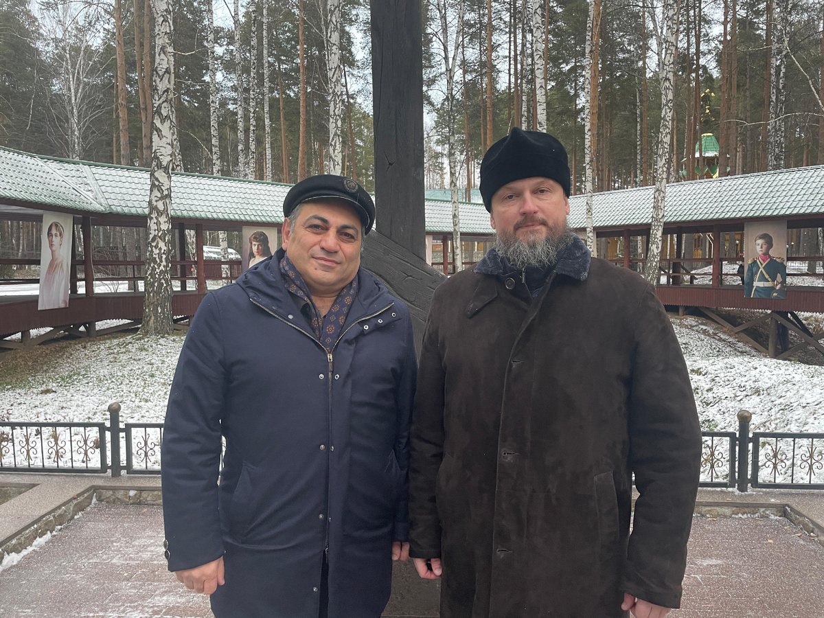 Исполнительный директор Федерации Шахмат Свердловской области Альберт Степанян и руководитель спортивно-патриотического отдела Екатеринбургской епархии архимандрит Мелитон (Зыбин)