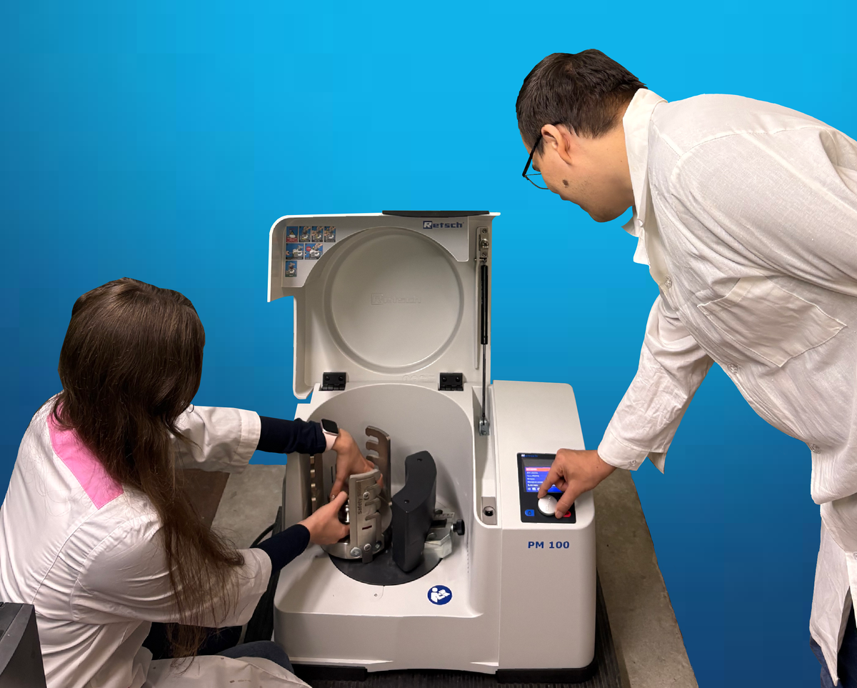 Софья Демина и Андрей Шаблинский проводят синтез соединений. Источник: Андрей Шаблинский