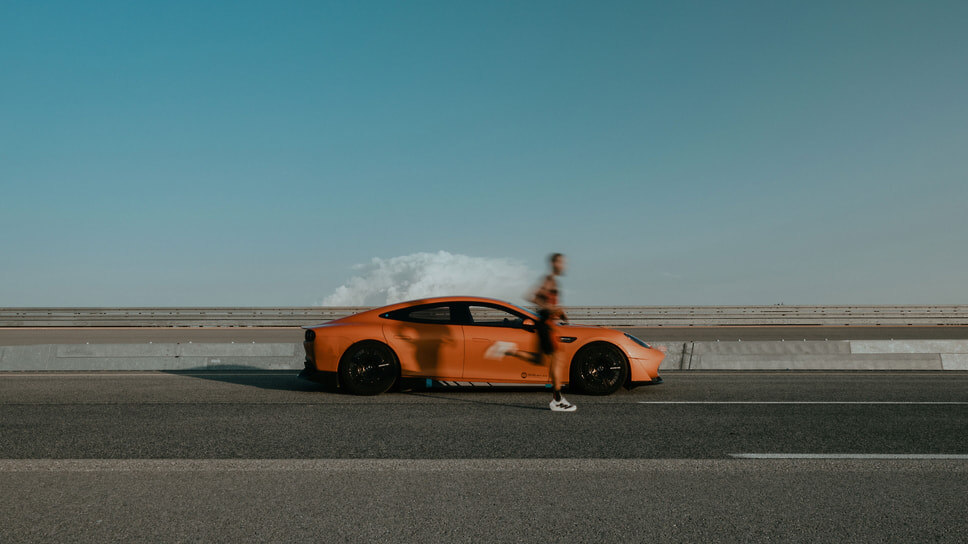 Установление рекорда по бегу на дистанции 100 км.📷Фото: Mercedes-Benz Classic