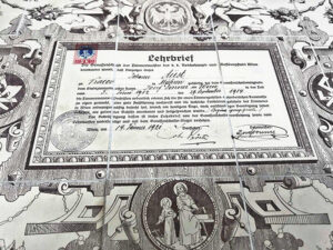 Диплом столяра Яна Ауста, выданный на родине в 1921 году.