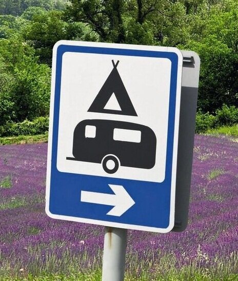 Вот так обозначается знак "кемпинг"