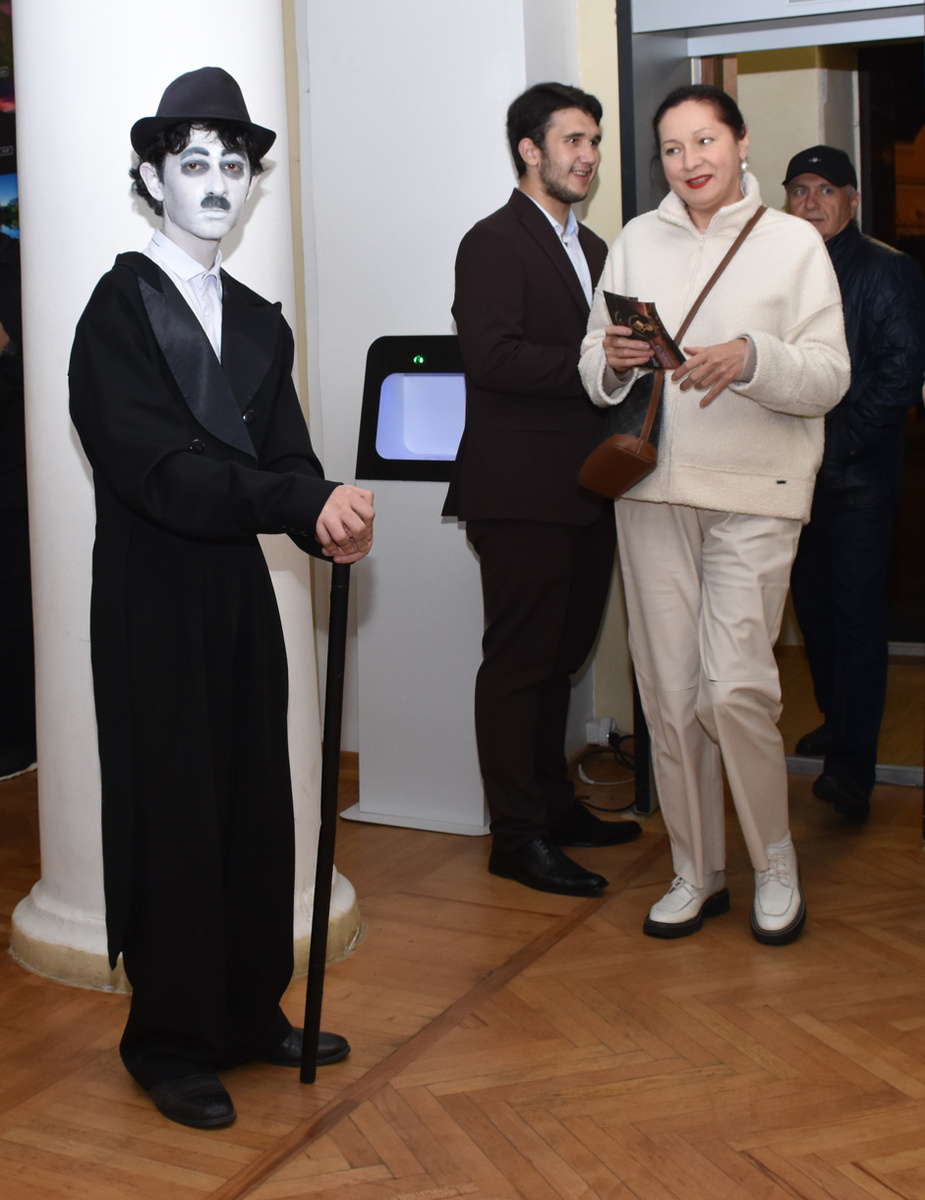 Гостей на фестивале встречал Чарли Чаплин. Почти настоящий. Фото Евгения КРАТОВА.