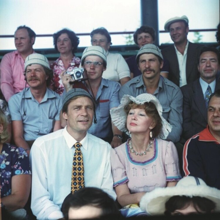 Кадр из фильма режиссера Владимира Меньшова "Любовь и голуби" (1985)📷

