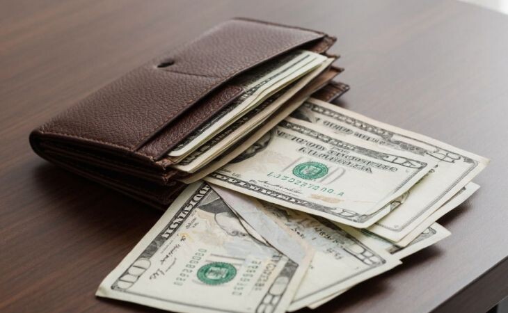 Кошелек. Фото: сгенерировано с помощью нейросети "Алиса", "Атмосфера"