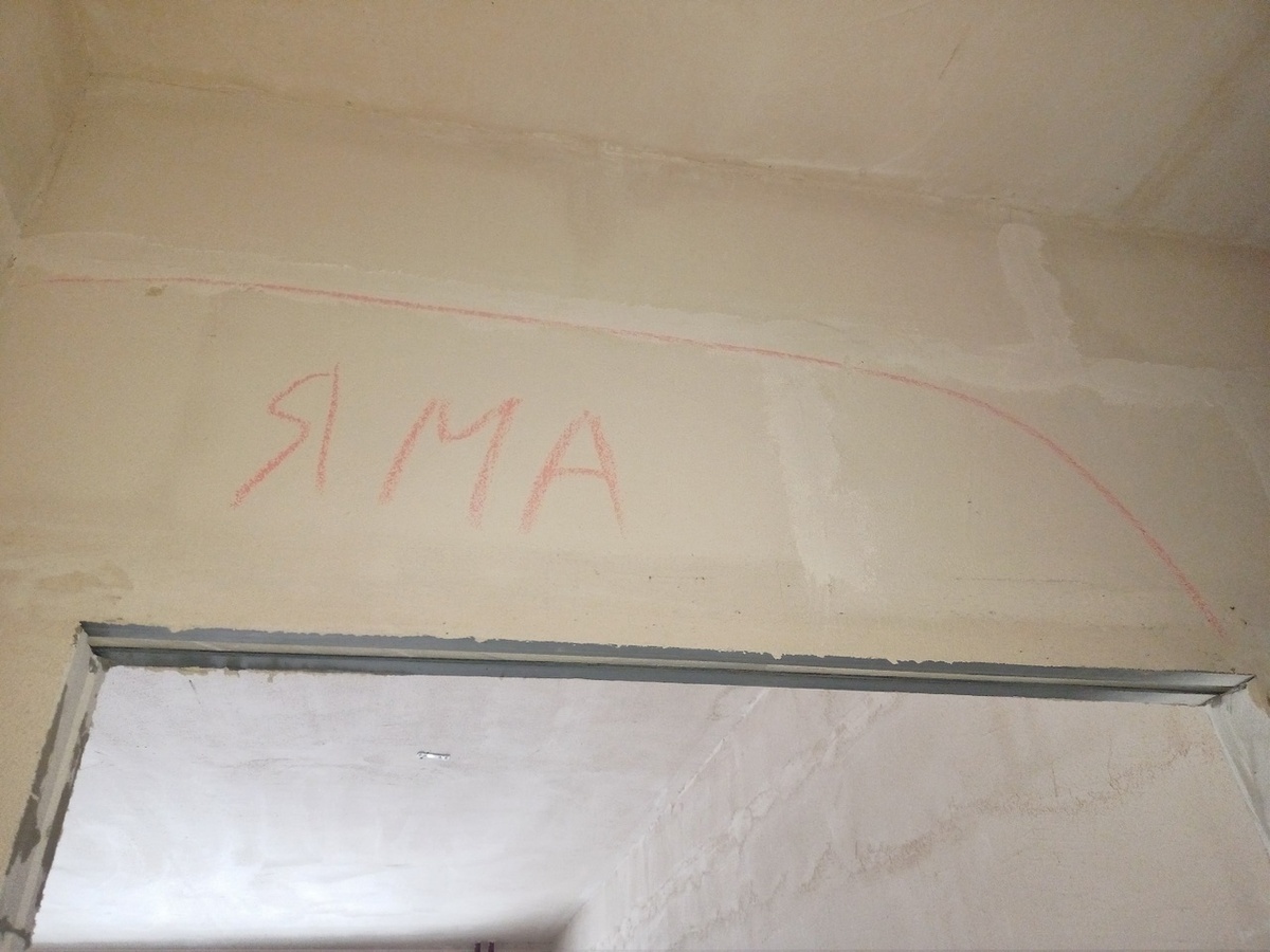 Без лазерного уровня и двухметровой линейки такой дефект не заметить. А вам потом с ним жить.