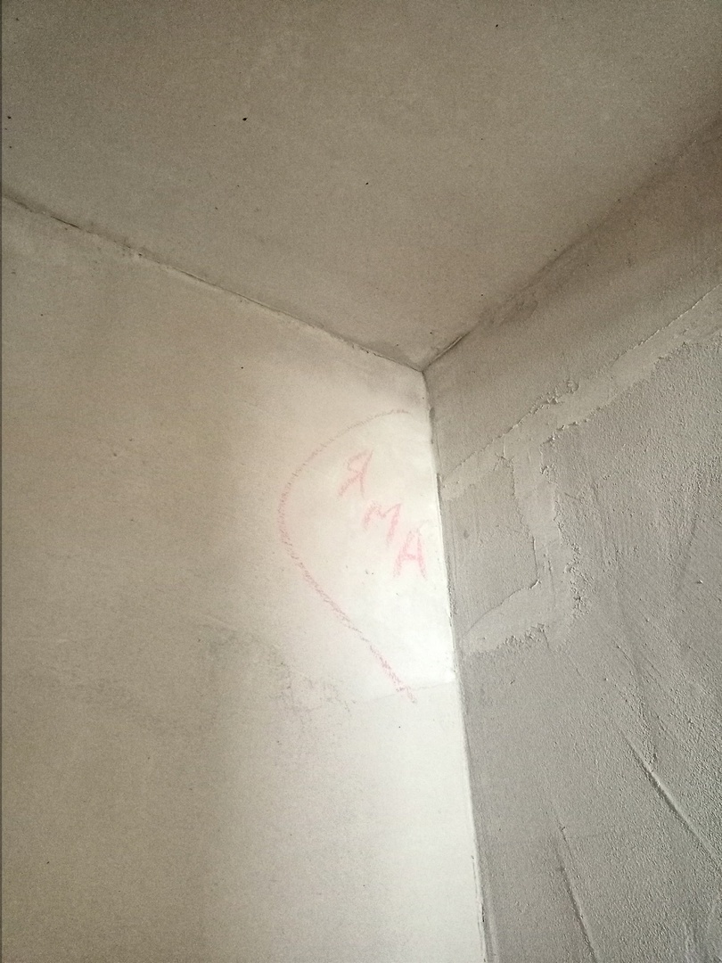 Без лазерного уровня и двухметровой линейки такой дефект не заметить. А вам потом с ним жить.