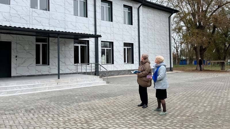    Партдесант проверил капремонт школы в посёлке Советское Руно Фото: Пресс-служба партии «Единая Россия»