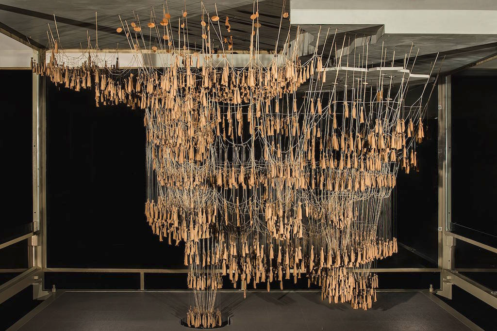 Перевернутая модель собора Гауди из сцепленных грузов.