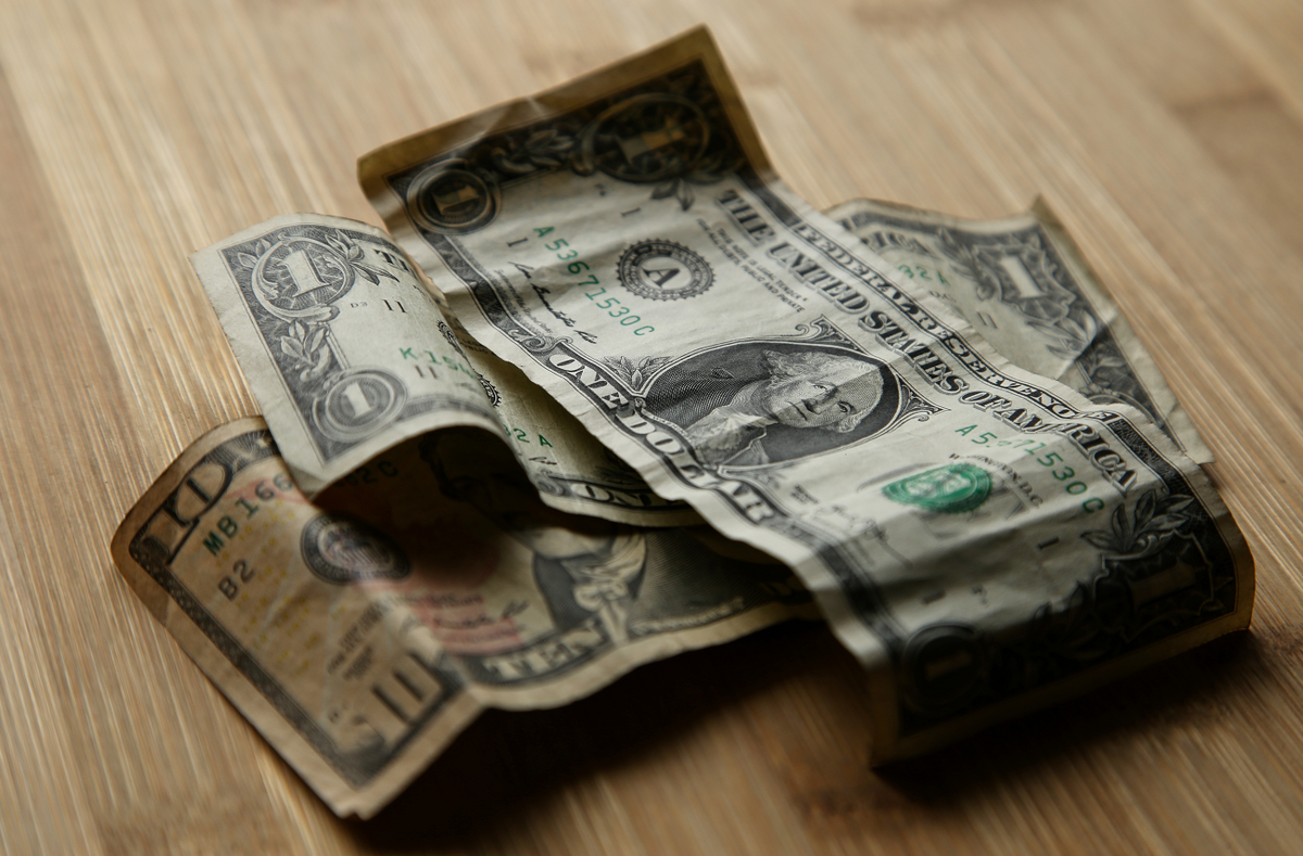 Hitachi iH-110 без ложных срабатываний распознает даже ветхие купюры старого образца.